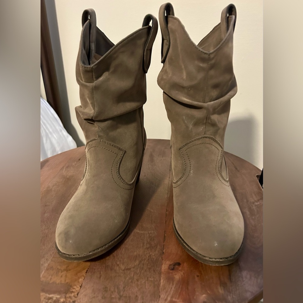 Rocket Dog Women’s Sheriff Modern Ankle Boot with Pull-Up Tabs, Size 8.5